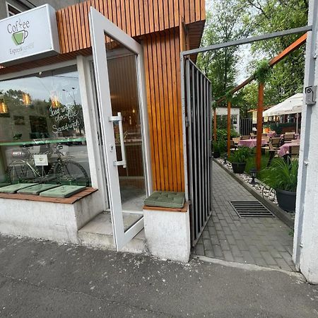 House Of Tourists Garden And More Bucarest Extérieur photo