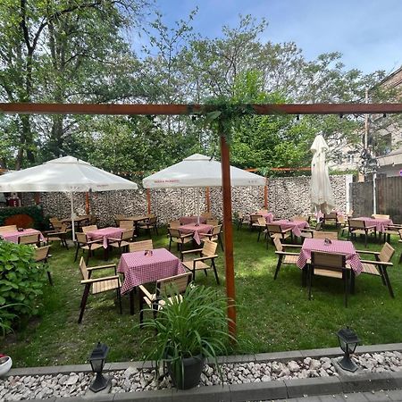 House Of Tourists Garden And More Bucarest Extérieur photo
