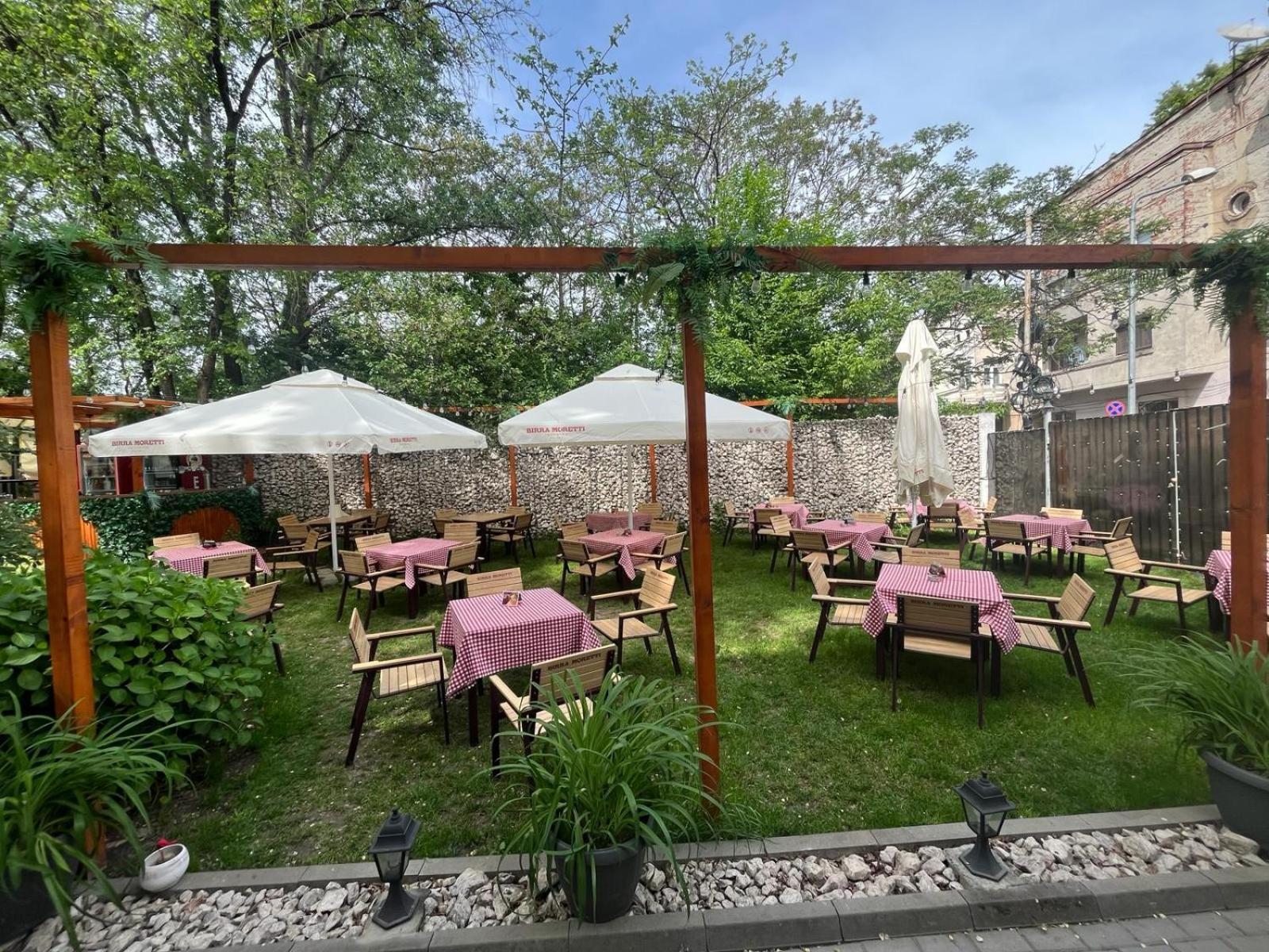 House Of Tourists Garden And More Bucarest Extérieur photo